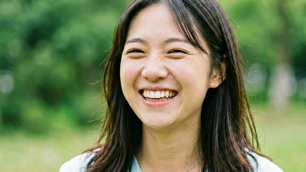 桥本香菜在室外自然光下开朗大笑的抓拍瞬间，眼神真实生动